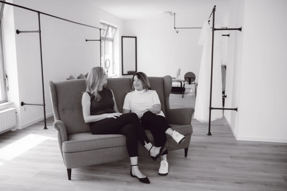 Diana und Carmen Geschäftsinhaberinnen auf Sofa