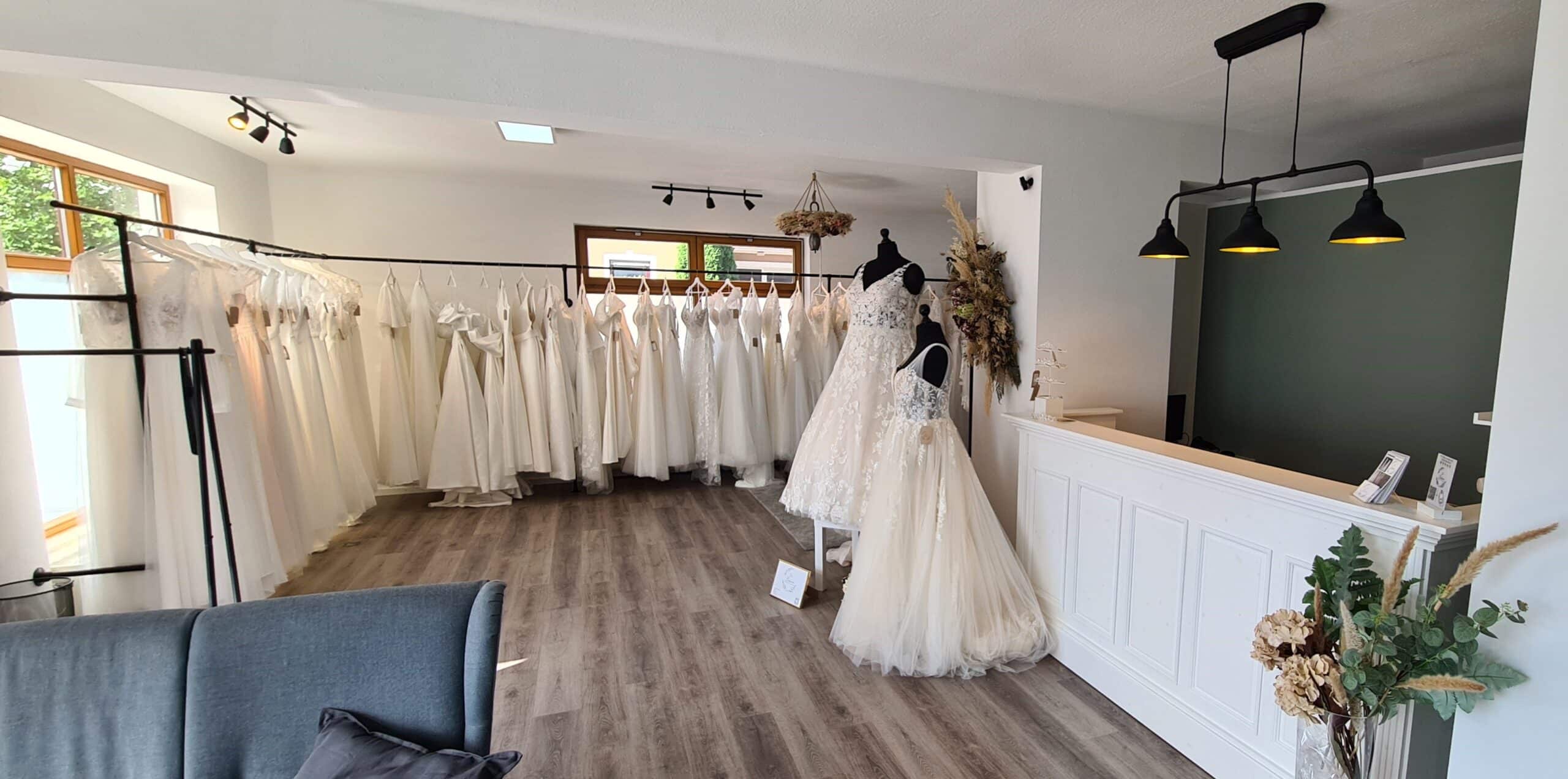 Die Brautmacherei in Bobingen bei Augsburg (nahe München) bietet eine erstklassige Auswahl an Brautkleidern für Curvy, Midsize und Plus Size Bräute. Hier findet jede Braut ihr perfektes Traumkleid, das ihre Figur wunderschön in Szene setzt. Brautmodengeschäft, Brautmode, Brautkleid, Brautkleider
