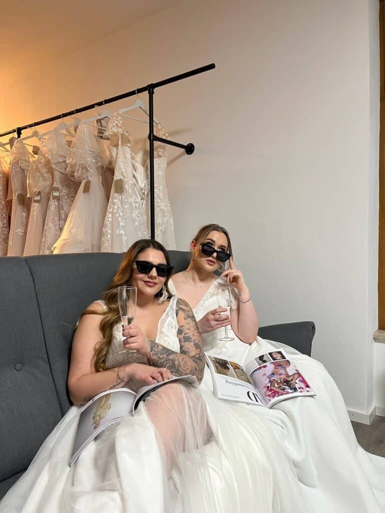 hr sucht einen coolen Look für eure Hochzeit, der eure Persönlichkeit widerspiegelt und euch am großen Tag zum Strahlen bringt? In der Brautmacherei in Bobingen findet ihr genau das! Wir bieten eine handverlesene Auswahl an Brautkleidern und Accessoires, die modern, individuell und alles andere als gewöhnlich sind. Brautmodengeschäft, Brautmode, Brautkleid, Brautkleider