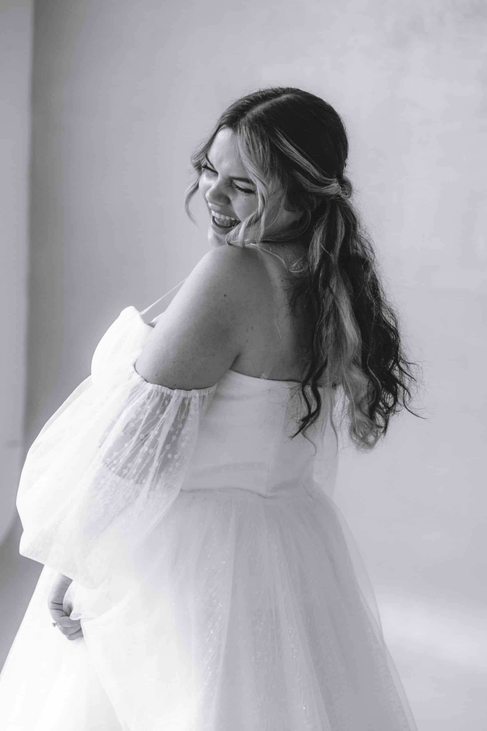 Erleben Sie den Wow-Moment in unserem atemberaubenden Prinzessinnen Brautkleid! Es begeistert mit strukturiertem Glitzer, modernen Puffärmeln und einem tiefen V-Ausschnitt. Der perfekte Look für jede Braut, die einen unvergesslichen Auftritt wünscht. Brautmodengeschäft, Brautmode, Brautkleid, Brautkleider