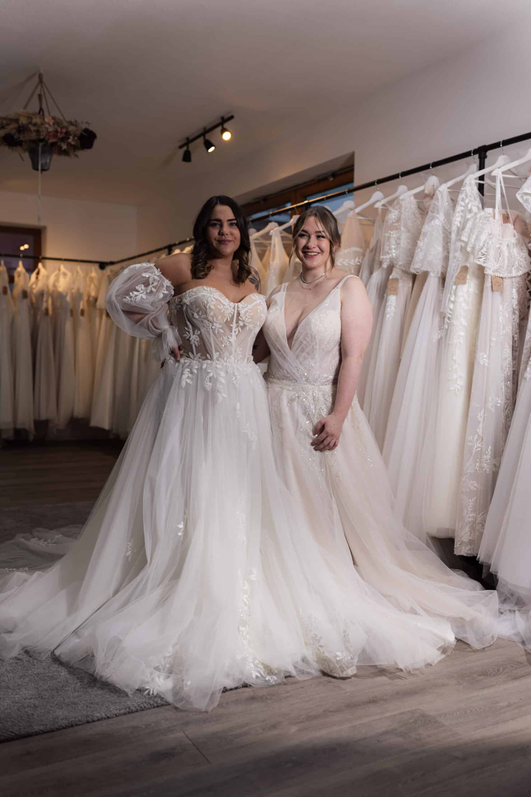 Entdecken Sie unsere modernen A-Linien Brautkleider mit eleganter Corsage und wunderschönen Blätterapplikationen. Perfekt für einen stilvollen und zeitlosen Braut-Look! Brautmodengeschäft, Brautmode, Brautkleid, Brautkleider