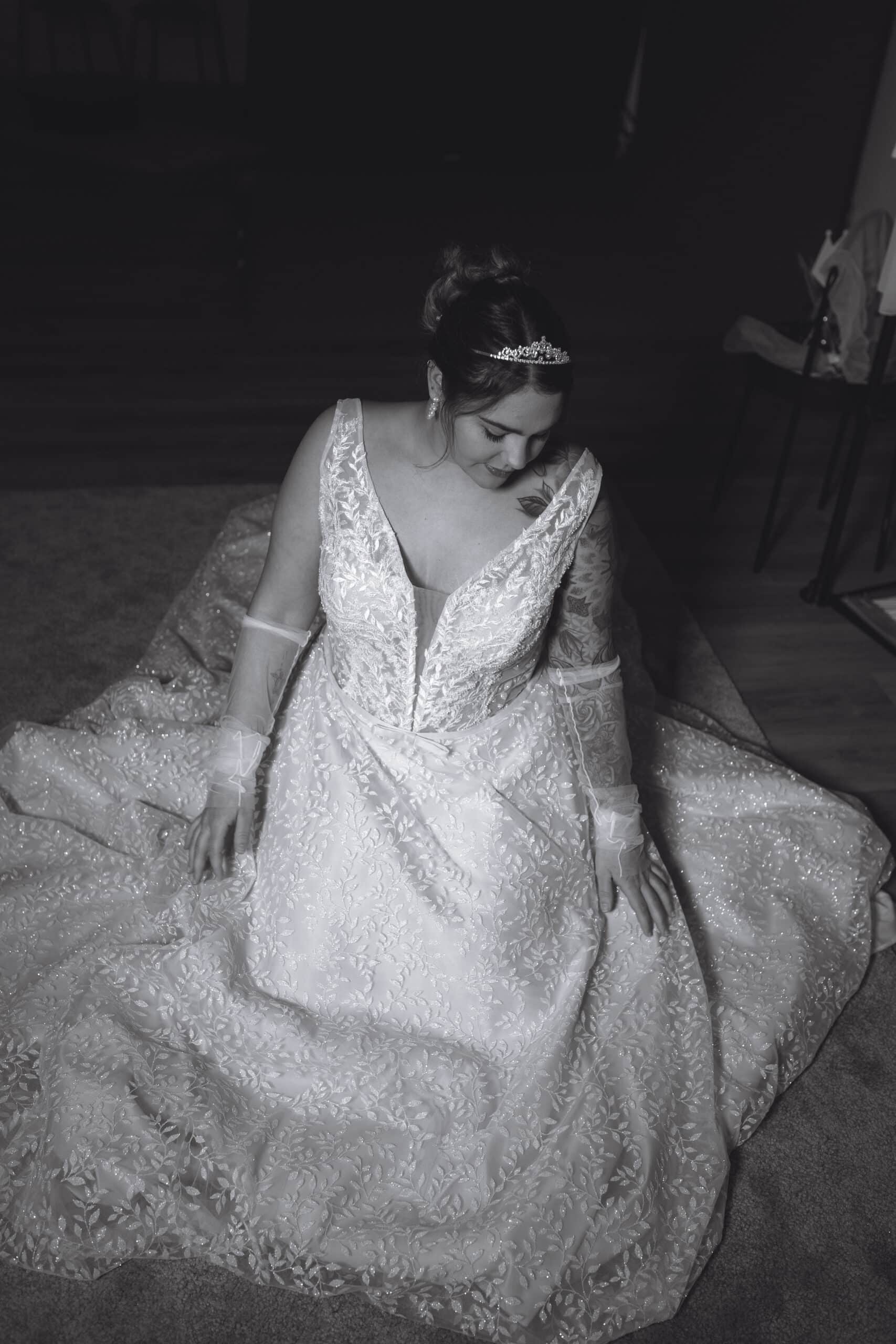 Dieses Prinzessinnen Brautkleid bezaubert mit funkelnden Glitzer-Blätterapplikationen, die dem gesamten Kleid einen märchenhaften Glanz verleihen. Ein Traum für jede Braut! Brautmodengeschäft, Brautmode, Brautkleid, Brautkleider