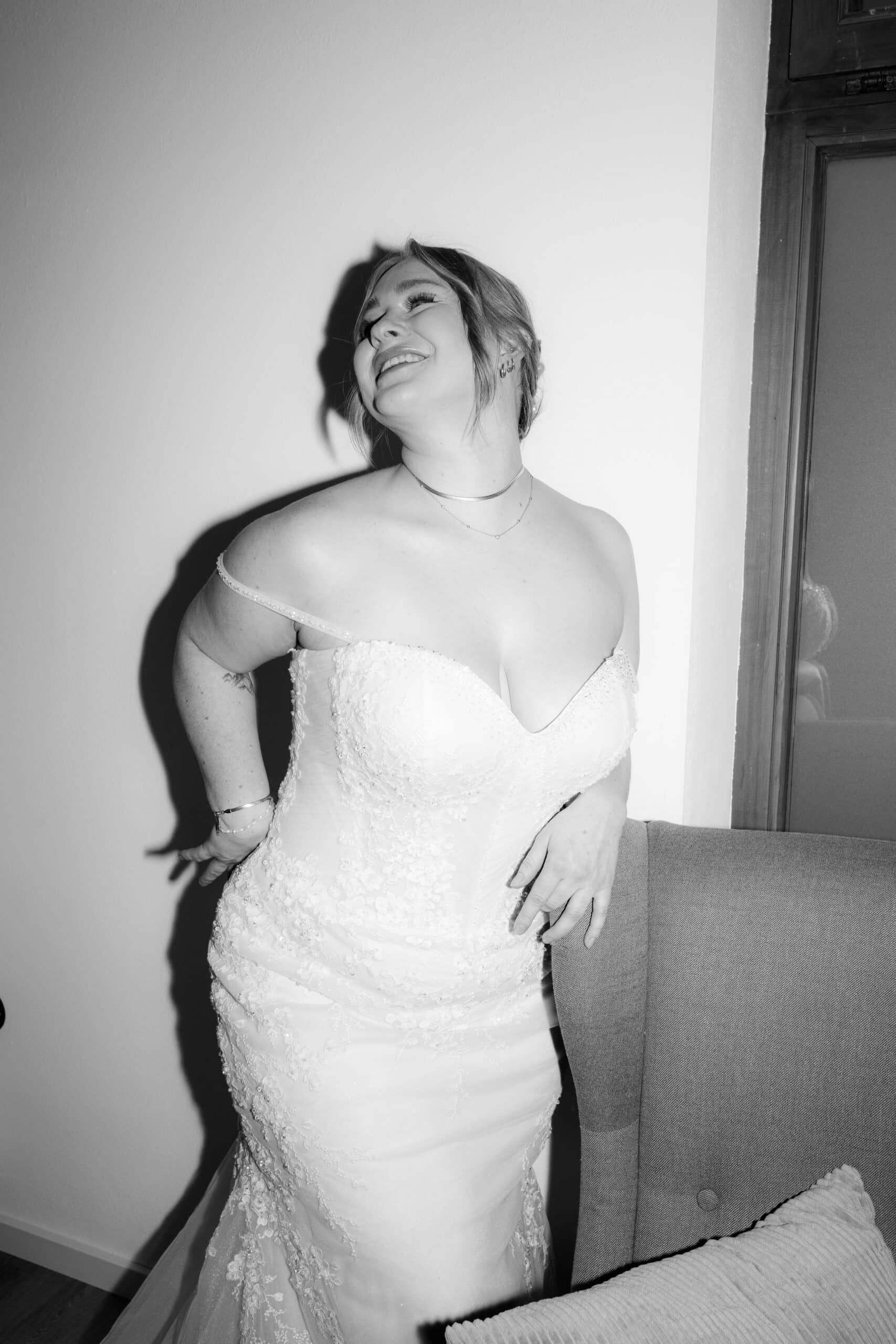 Entdecken Sie unser atemberaubendes Fishtail Brautkleid mit exquisiter handaufgenähter Spitze und einer hochwertig genähten Corsage für den perfekten Halt. Erleben Sie Eleganz und Komfort in einem. Brautmodengeschäft, Brautmode, Brautkleid, Brautkleider