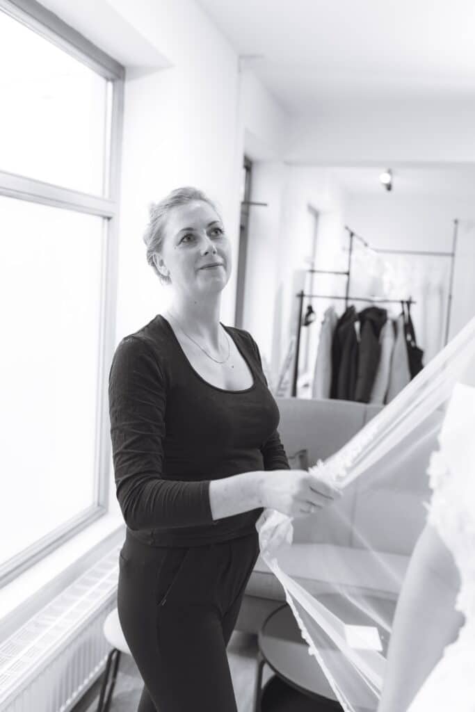 Lassen Sie sich von Diana Bertele in der Brautmacherei in Bobingen persönlich beraten. Finden Sie Ihr Traumkleid mit individueller Expertise und Styling-Tipps. Brautmodengeschäft, Brautmode, Brautkleid, Brautkleider