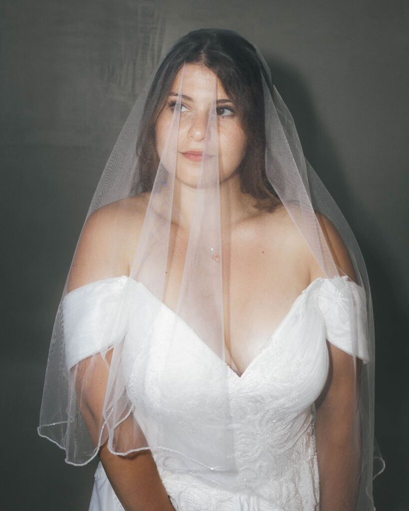Dieses elegante Brautkleid aus Satin besticht mit Carmenträgern und klassischer Rückenschnürung. Praktisch und modern sind die Taschen im Rock, die dem schlichten Design eine besondere Note verleihen. Perfekt für Bräute, die zeitlose Eleganz und Komfort schätzen. Brautmodengeschäft, Brautmode, Brautkleid, Brautkleider