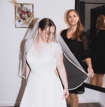 Dieser Softtüllschleier mit feiner Spitzenkante ergänzt perfekt Ihr Vintage Brautkleid mit französischer Wimpernspitze im Oberteil und elegantem Chiffonrock. Ein Traum für Ihre Brautmodengeschäft, Brautmode, Brautkleid, Brautkleider