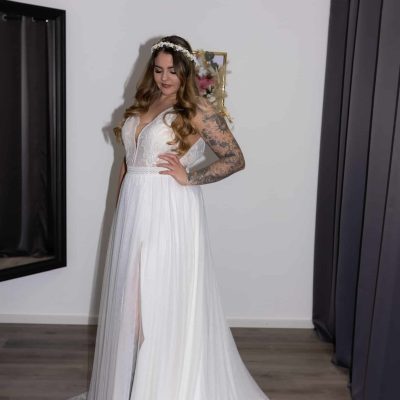 Entdecken Sie unser Vintage Boho Brautkleid mit stylischen Sidecuts, elegantem Beinschlitz und zartem Softtüll. Perfekt für einen einzigartigen Bridal Look. Brautmodengeschäft, Brautmode, Brautkleid, Brautkleider